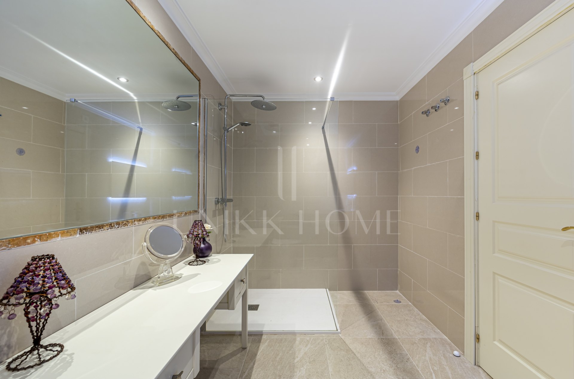 Exclusivo Apartamento con Vistas Panorámicas al Mar, la Montaña La Concha y la Nueva Milla de Oro