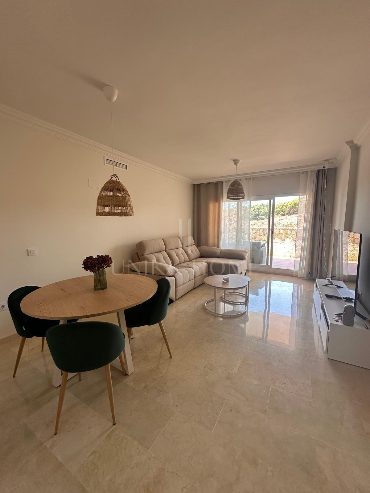 Almost-New Ground-Floor Apartment in Royal Duquesa Hills