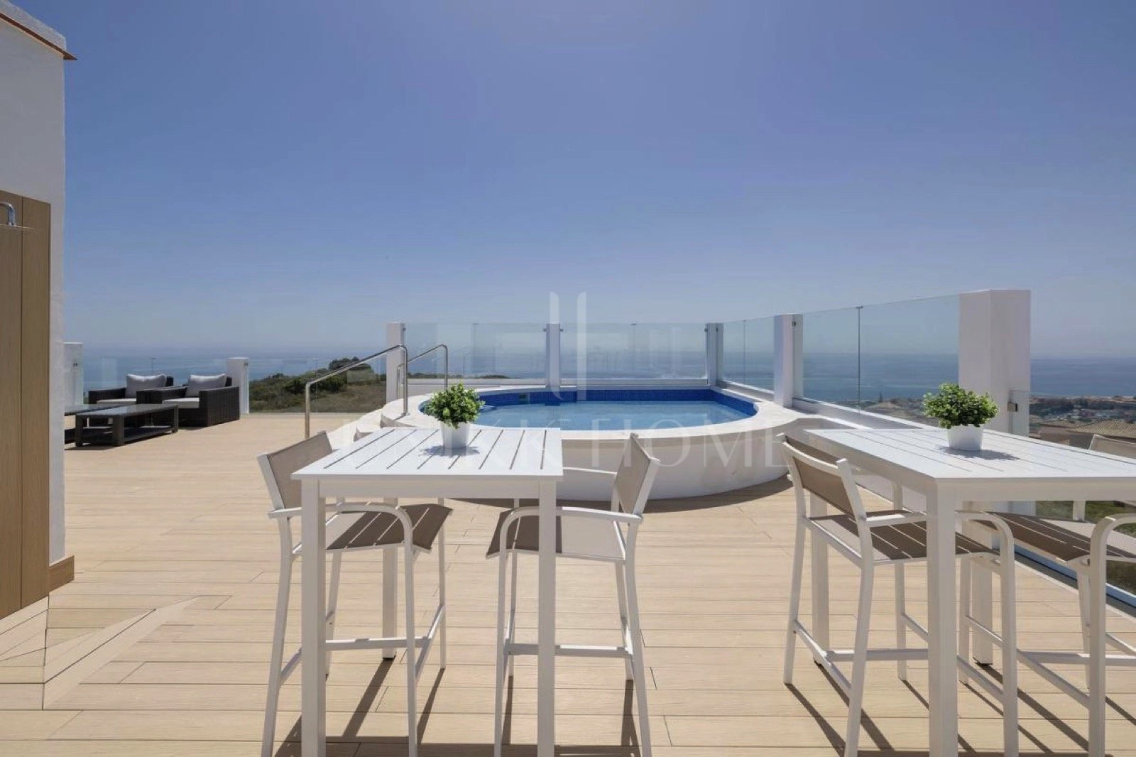 Almost-New Ground-Floor Apartment in Royal Duquesa Hills
