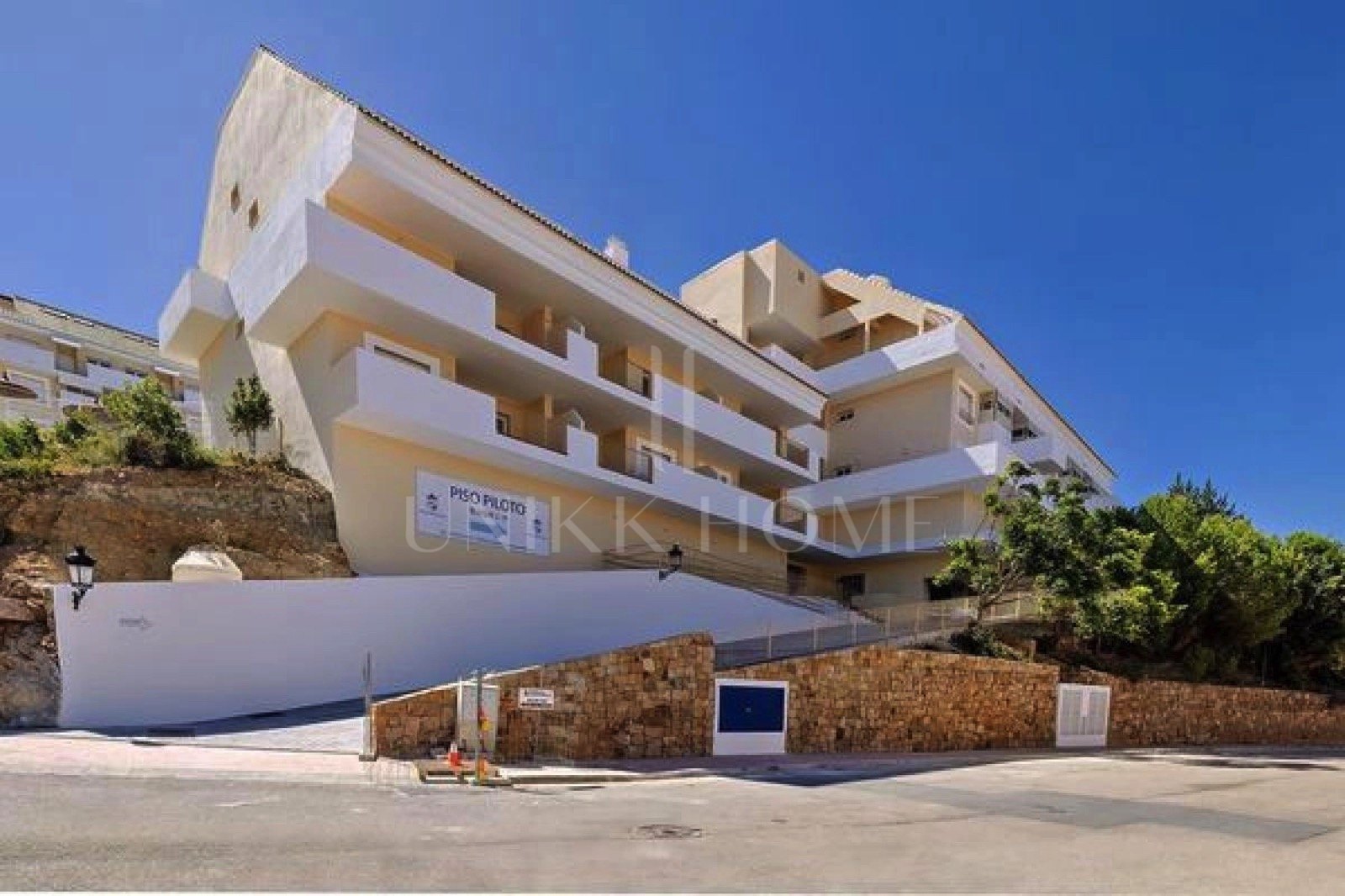 Almost-New Ground-Floor Apartment in Royal Duquesa Hills