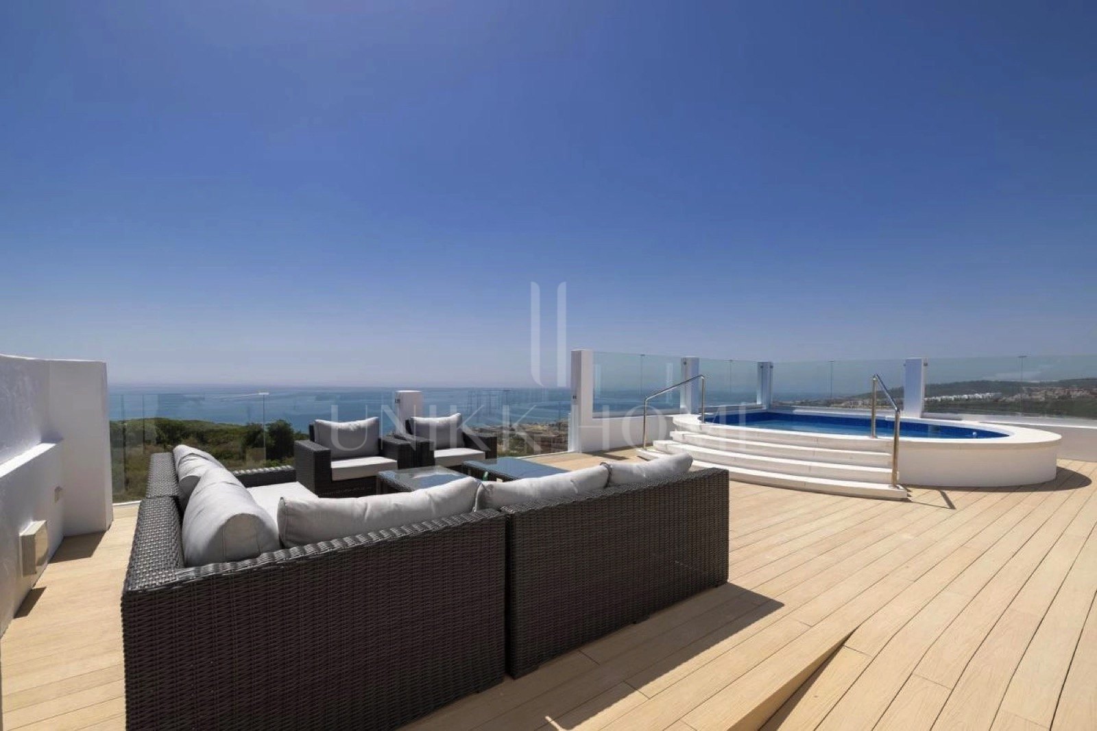 Almost-New Ground-Floor Apartment in Royal Duquesa Hills