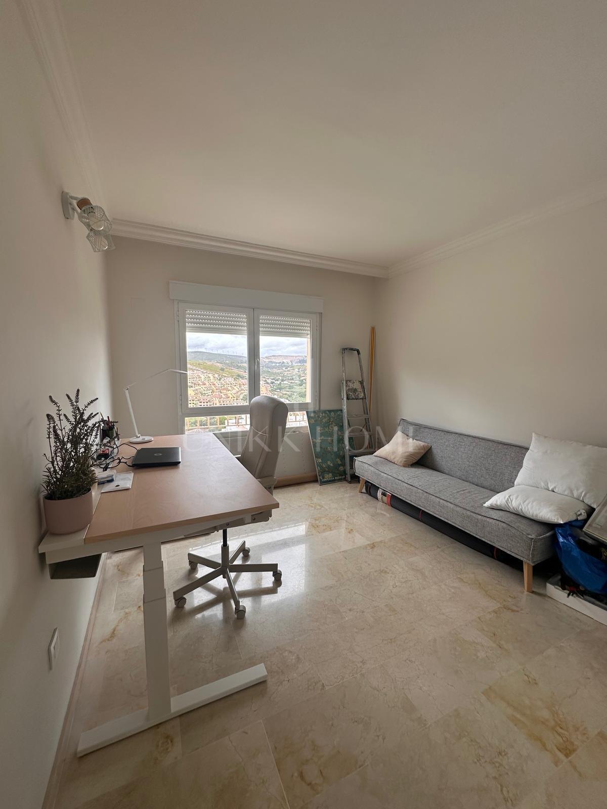 Almost-New Ground-Floor Apartment in Royal Duquesa Hills