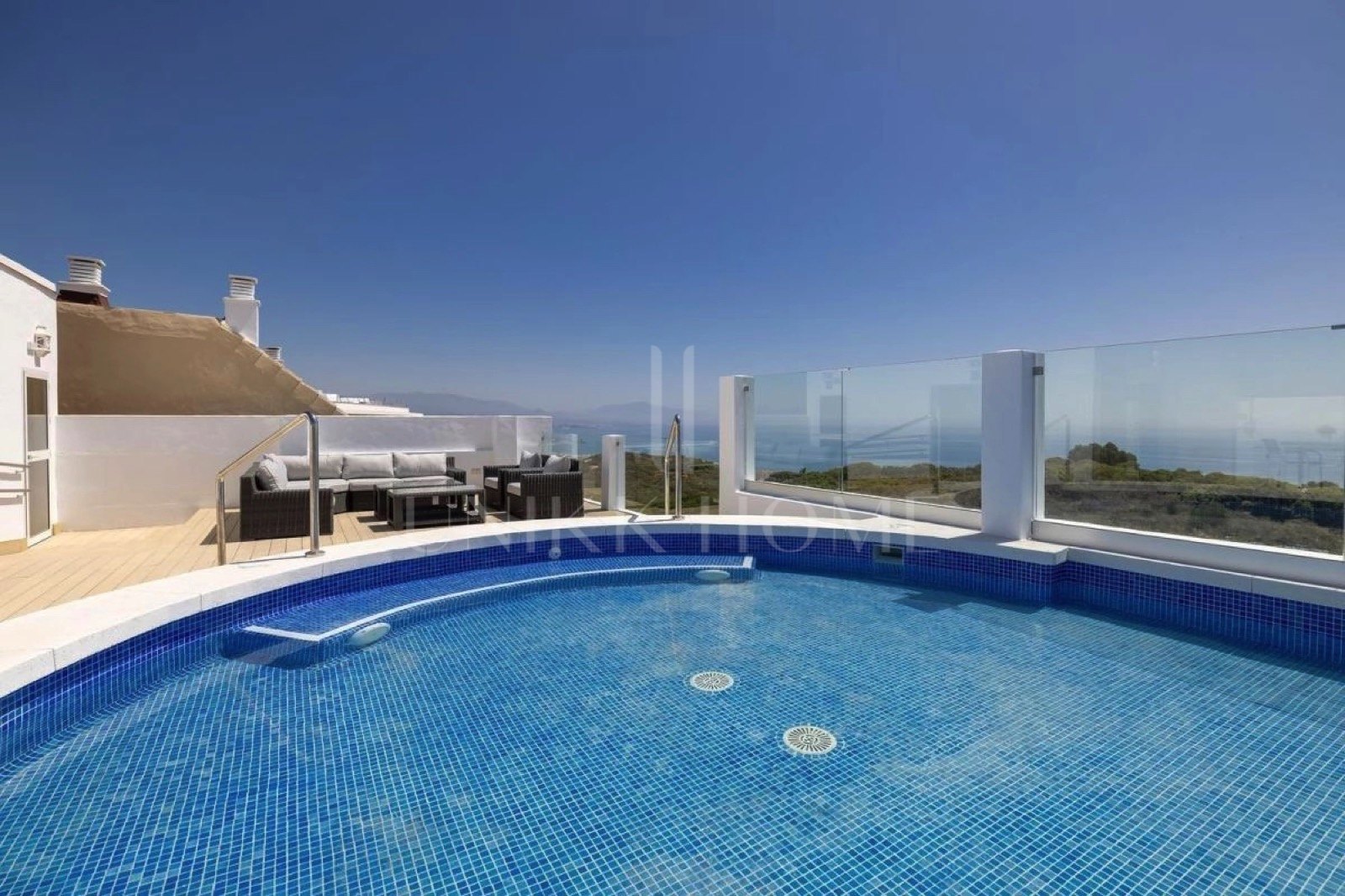 Almost-New Ground-Floor Apartment in Royal Duquesa Hills