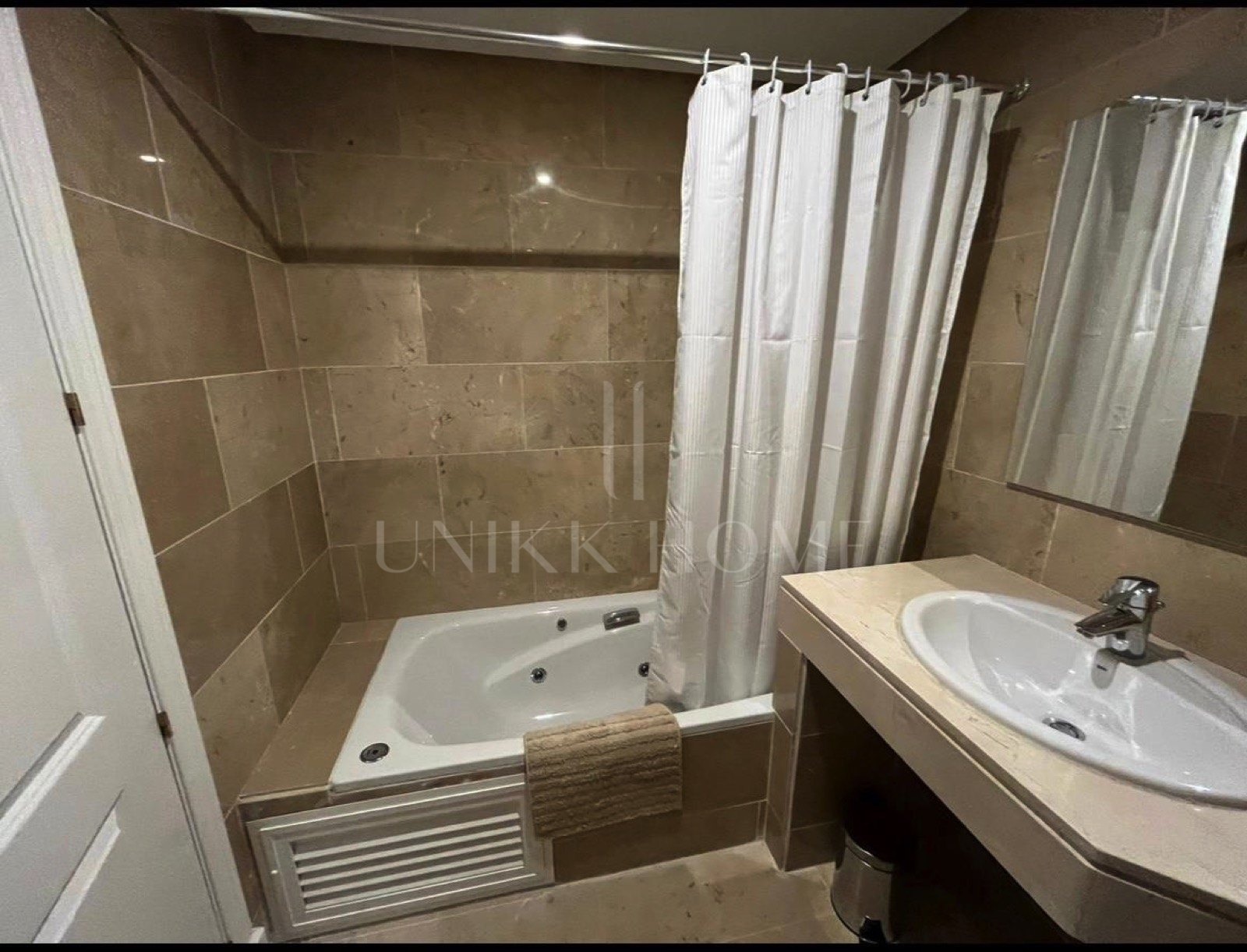 Semi-Furnished Apartment in the Exclusive Urb. Coto Real