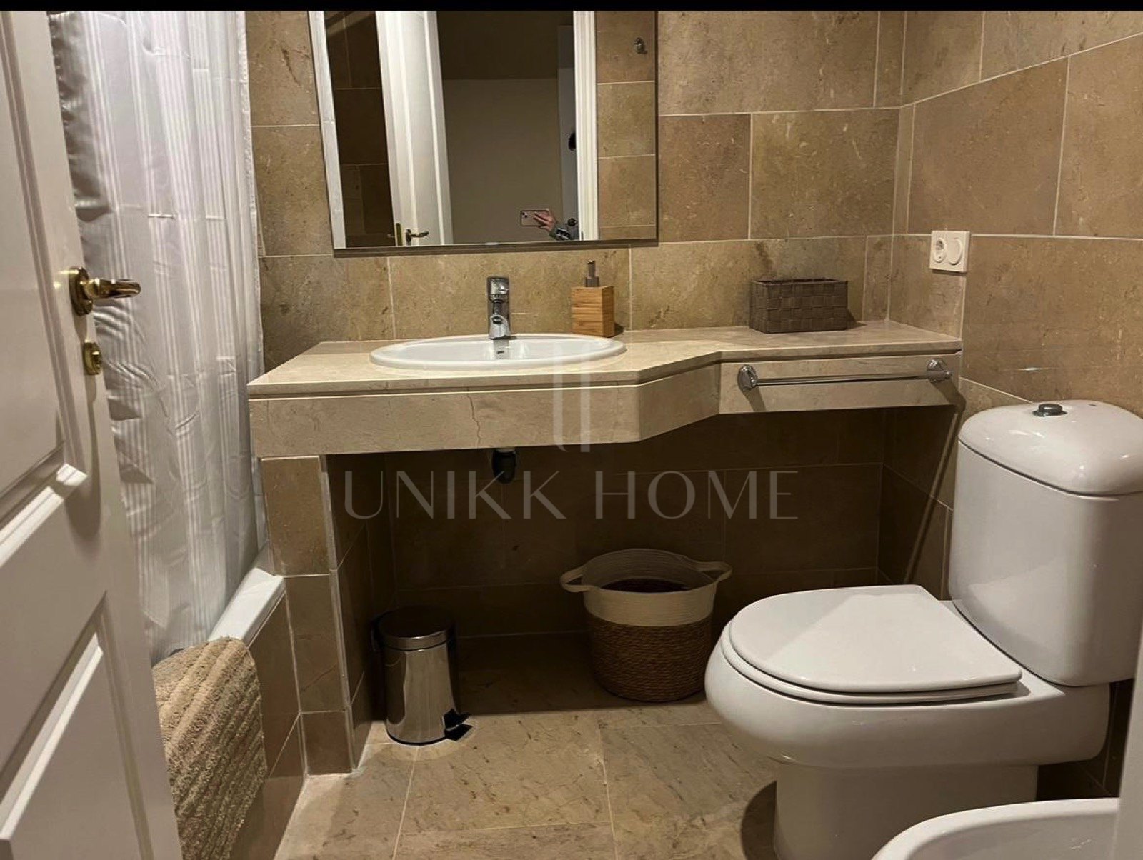 Semi-Furnished Apartment in the Exclusive Urb. Coto Real