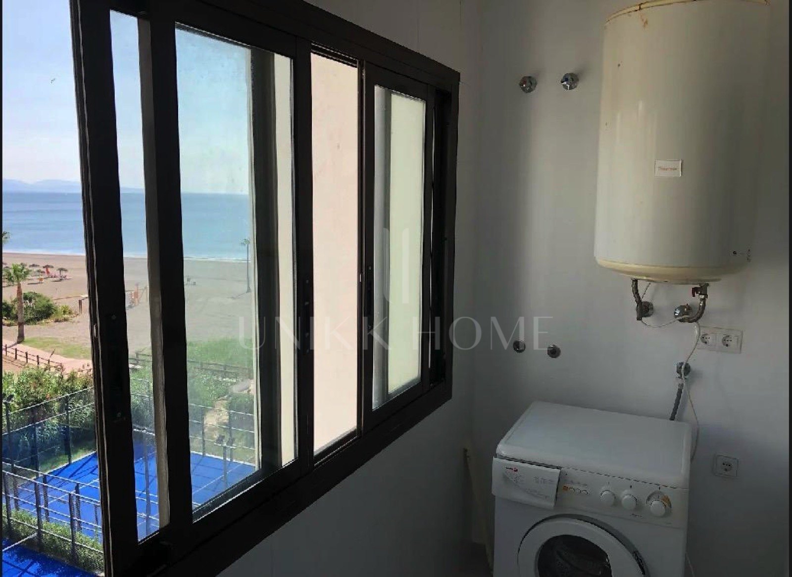 Magnífico Apartamento en Primera Línea de Playa con Vistas al Mar