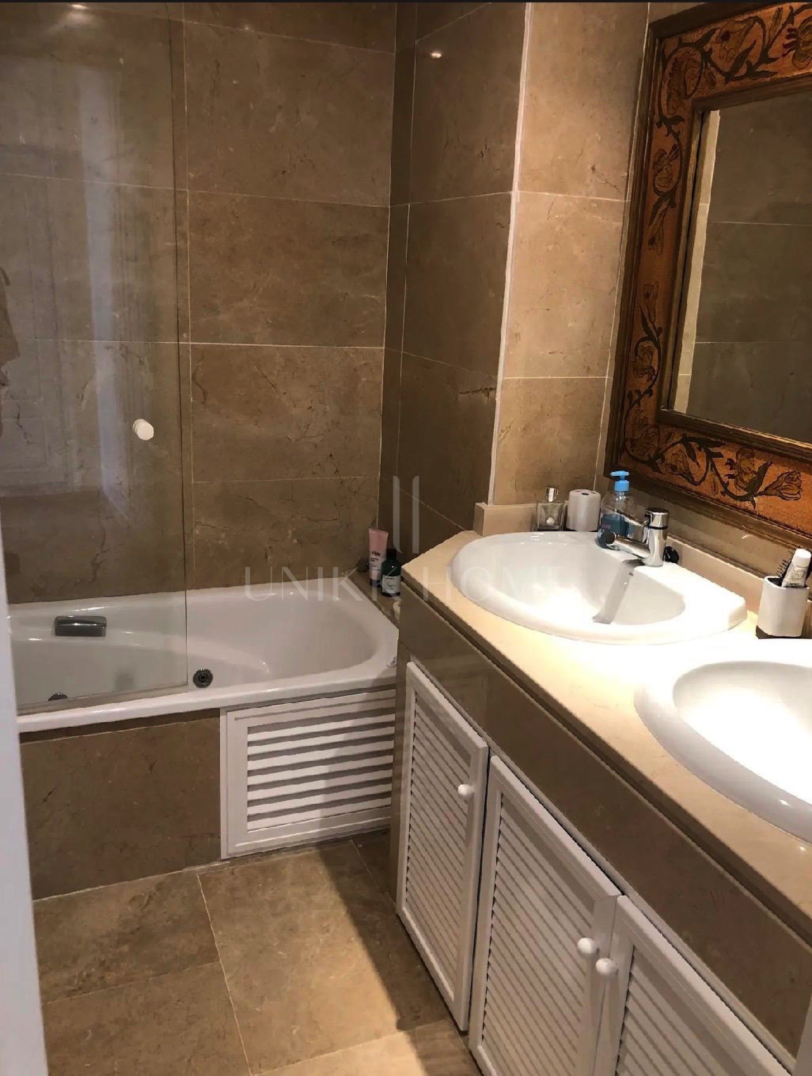 Magnífico Apartamento en Primera Línea de Playa con Vistas al Mar