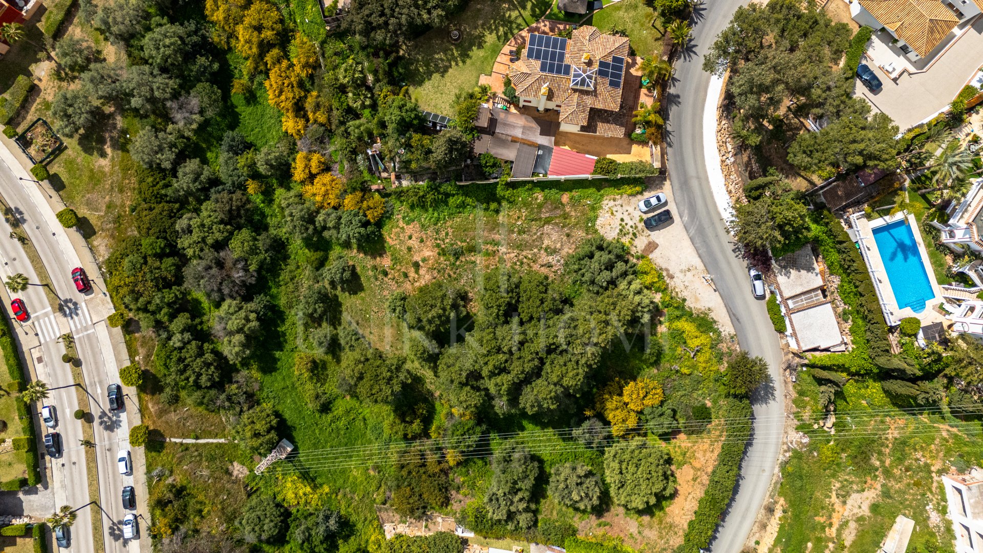 Exclusive plot with project and approved work license with sea views.