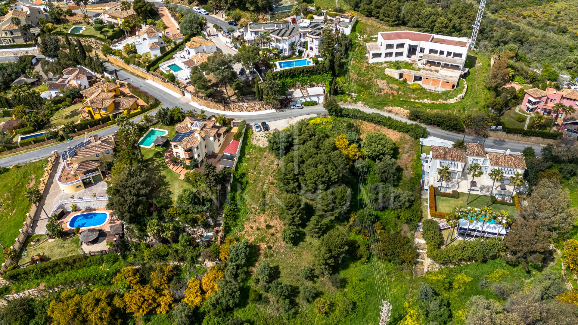 Exclusive plot with project and approved work license with sea views.