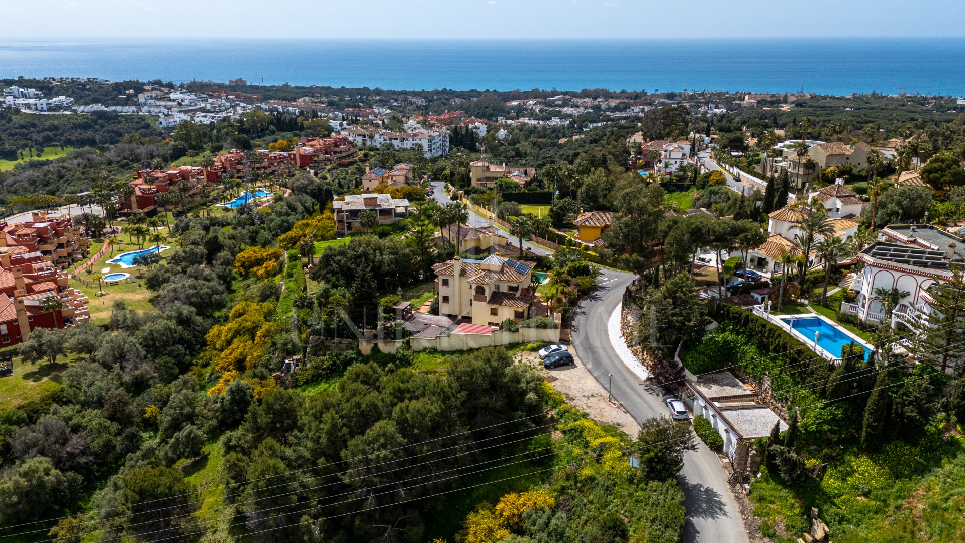 Exclusive plot with project and approved work license with sea views.