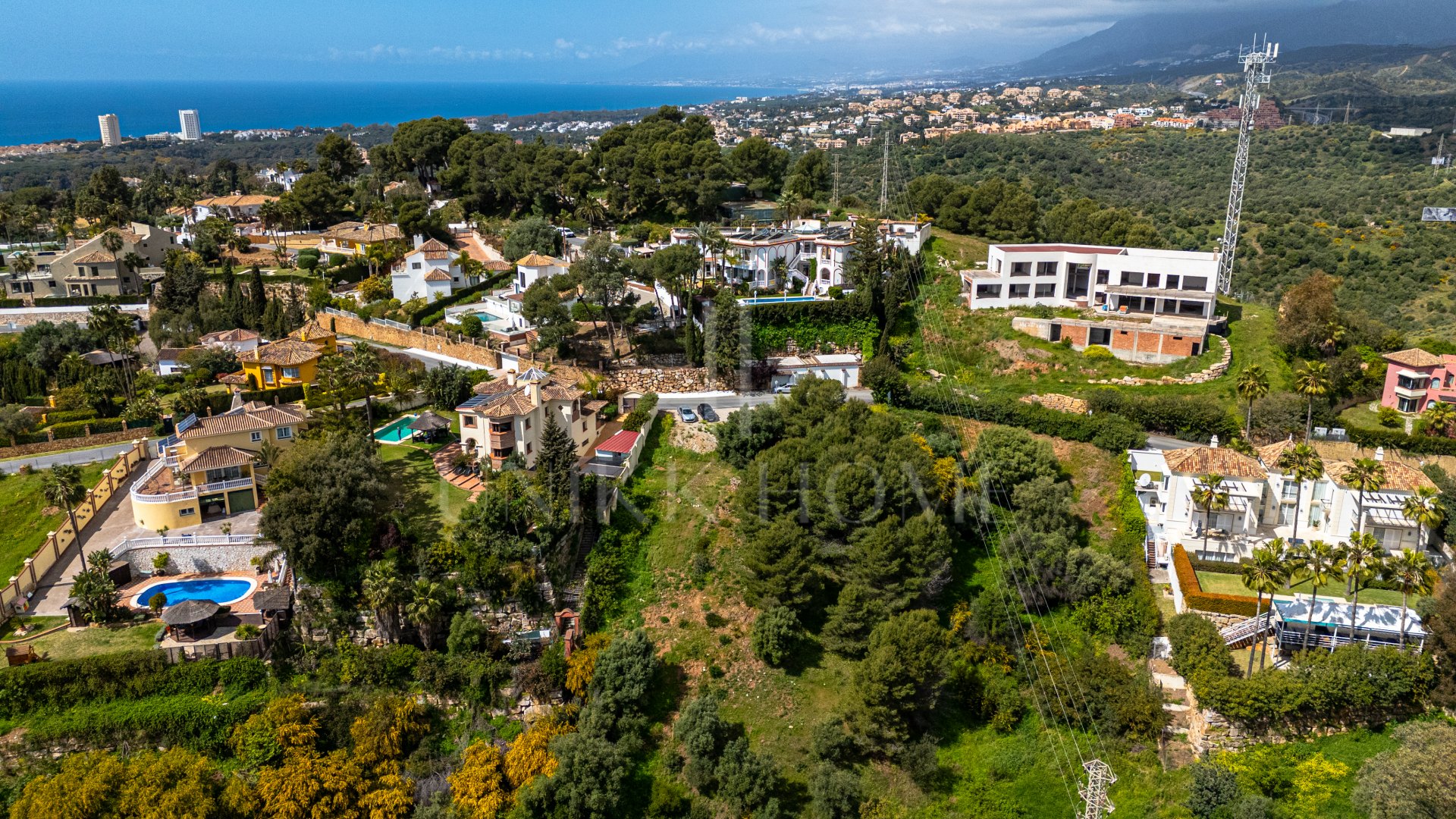 Exclusive plot with project and approved work license with sea views.