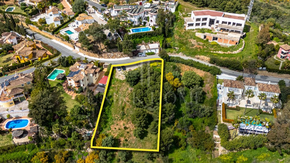 Exclusive plot with project and approved work license with sea views.