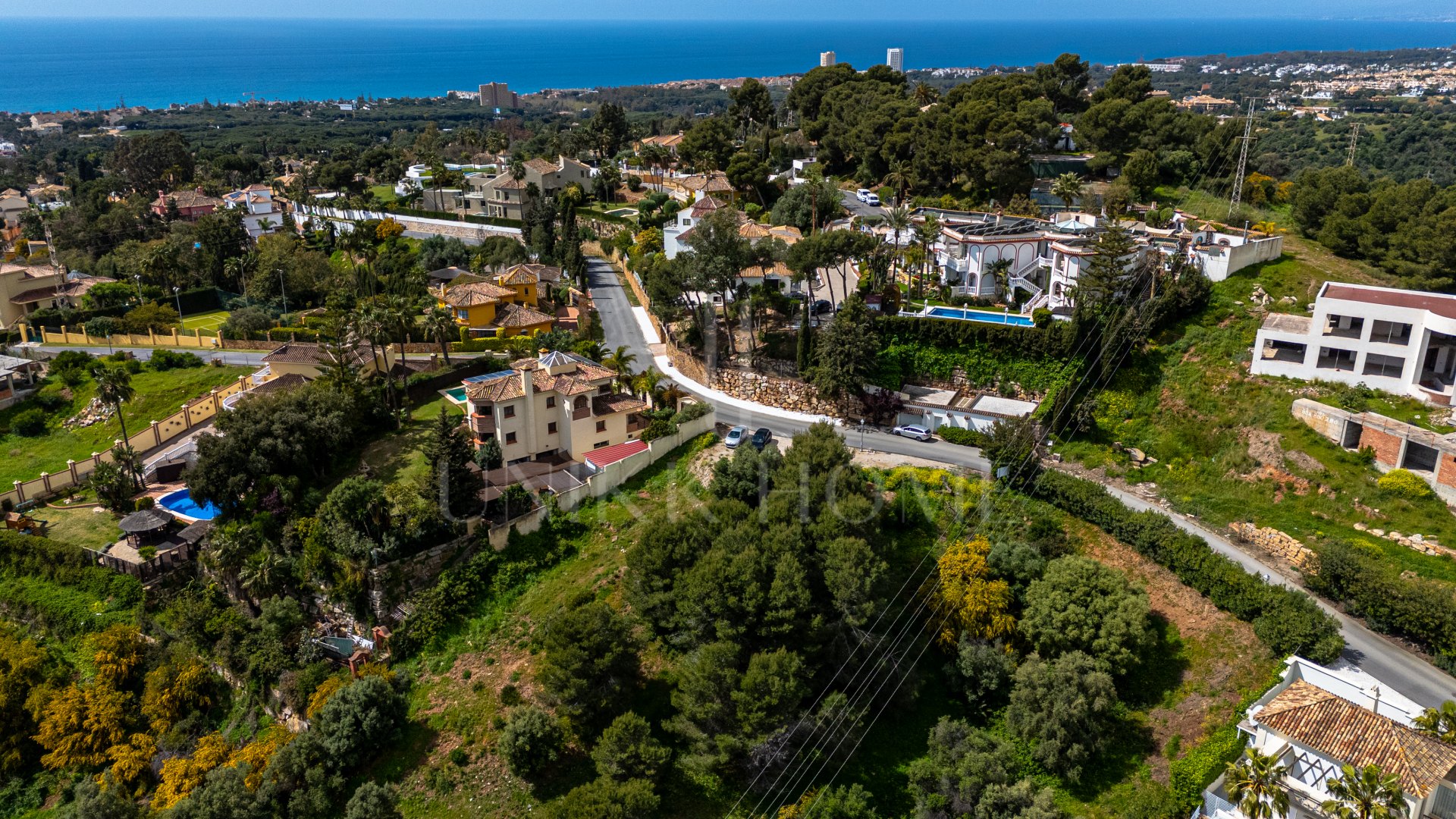 Exclusive plot with project and approved work license with sea views.