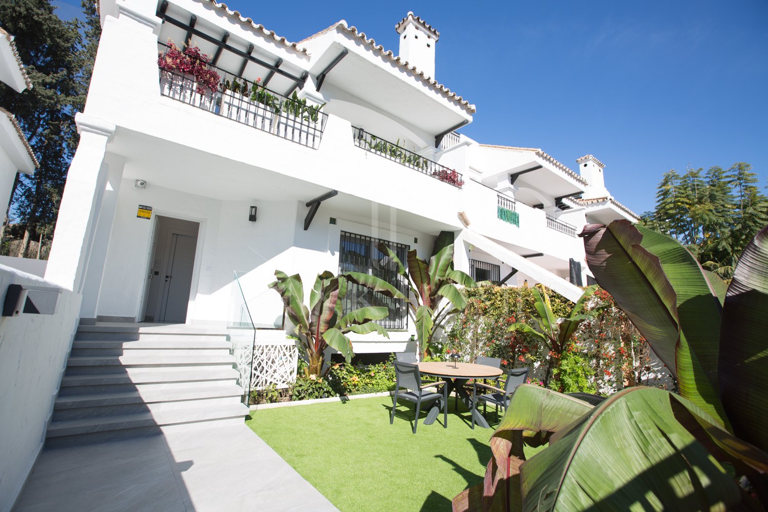 Renovated Corner Townhouse in Los Naranjos | Views of La Concha and 5 min from Puerto Banús