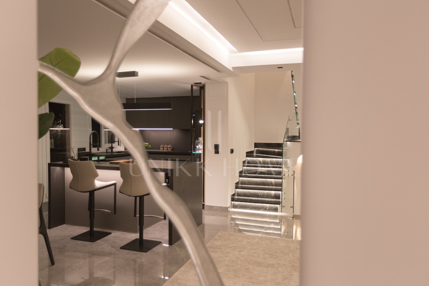 Renovated Corner Townhouse in Los Naranjos | Views of La Concha and 5 min from Puerto Banús