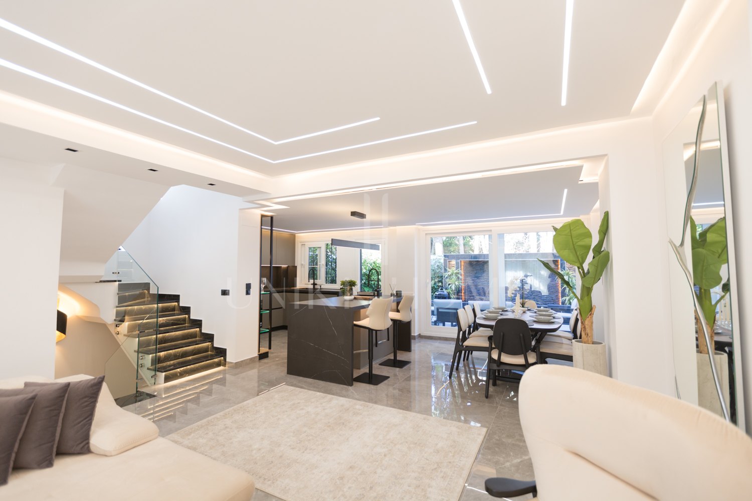 Renovated Corner Townhouse in Los Naranjos | Views of La Concha and 5 min from Puerto Banús