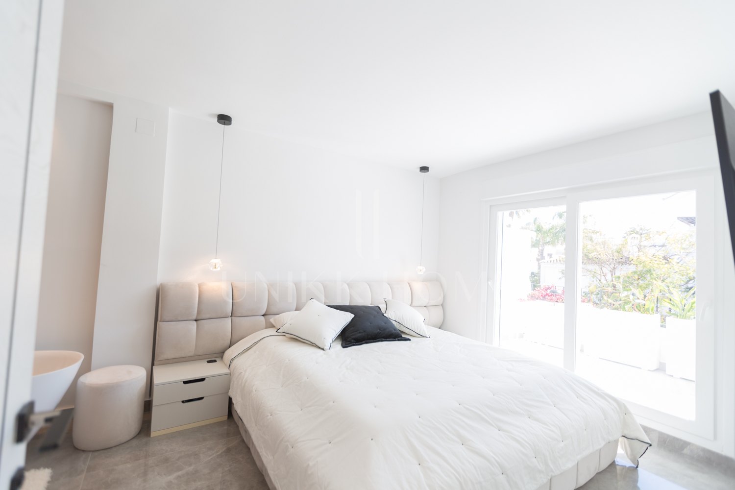 Renovated Corner Townhouse in Los Naranjos | Views of La Concha and 5 min from Puerto Banús