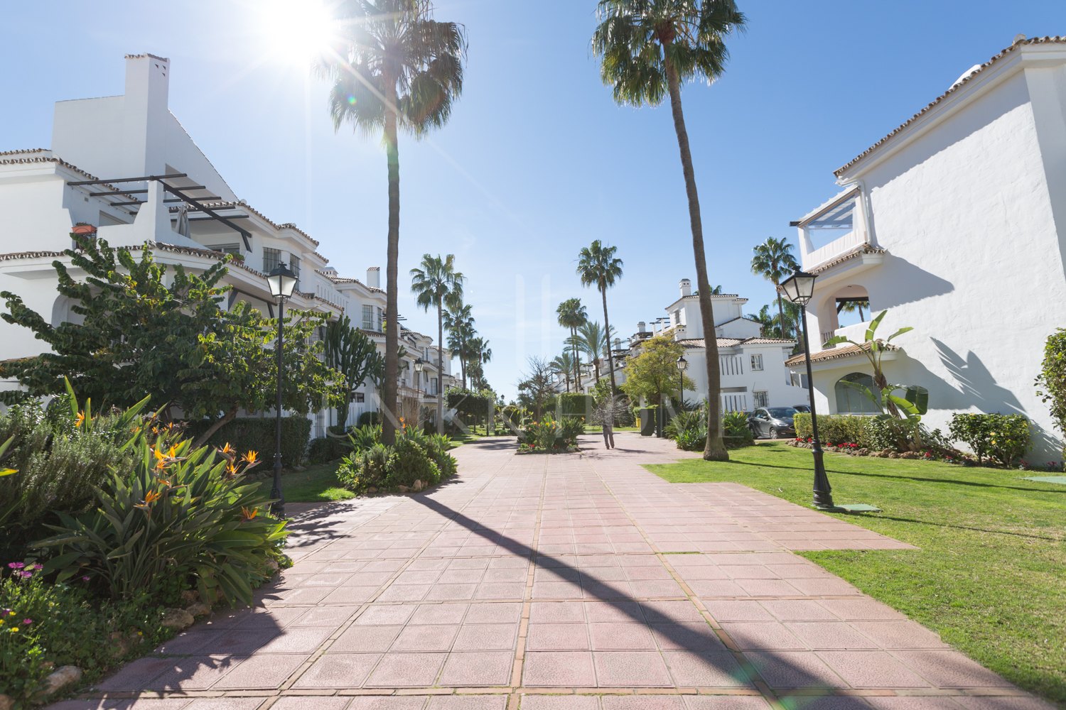 Renovated Corner Townhouse in Los Naranjos | Views of La Concha and 5 min from Puerto Banús