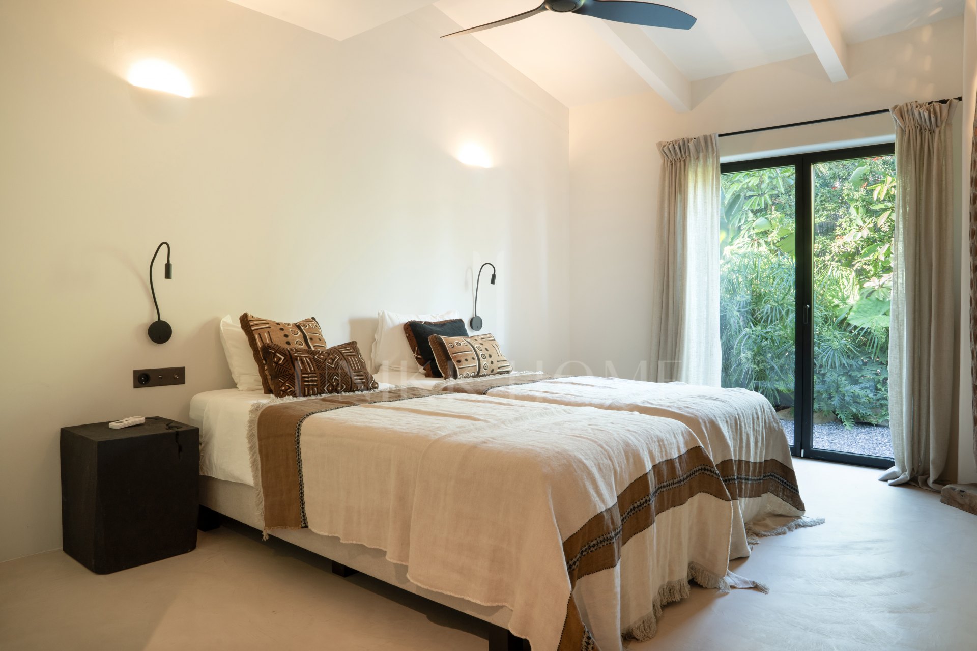 Single Luxury Villa in Selwo: Fusion of Exotic Styles with Sea Views