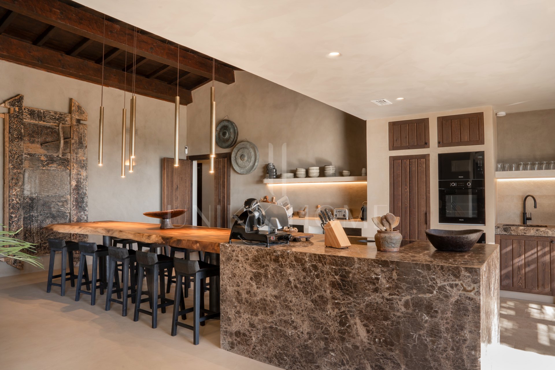 Single Luxury Villa in Selwo: Fusion of Exotic Styles with Sea Views