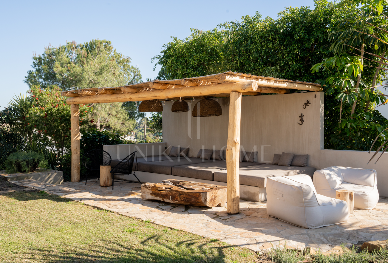 Single Luxury Villa in Selwo: Fusion of Exotic Styles with Sea Views