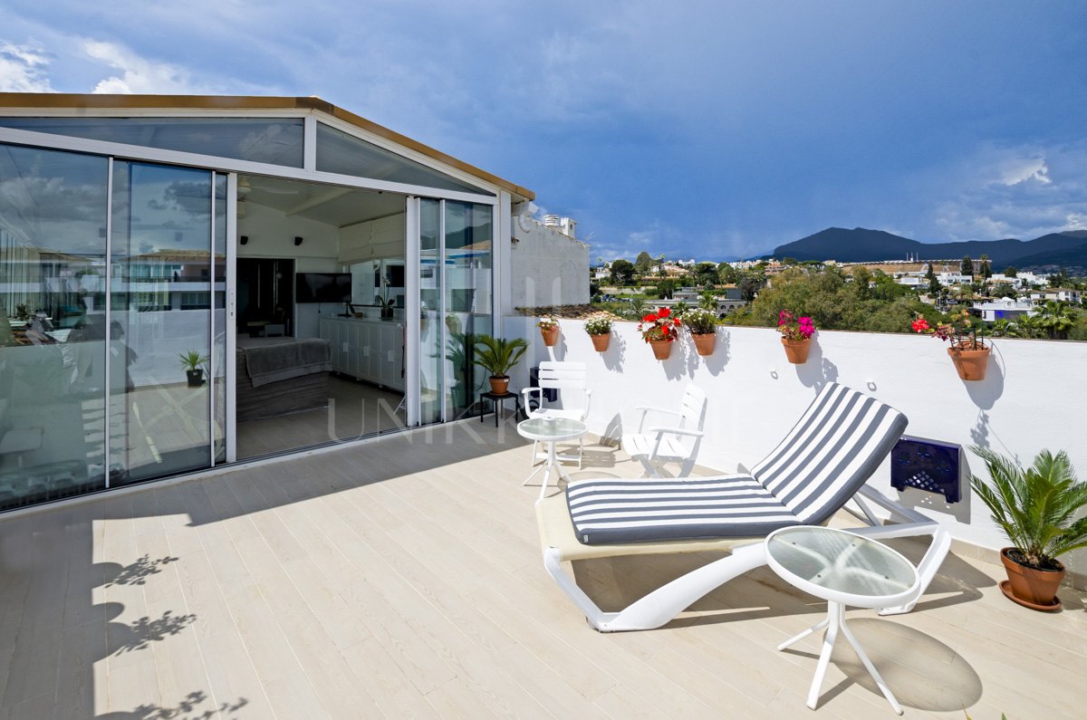 Light and exclusivity in this 3 bedroom penthouse in the heart of Puerto Banus