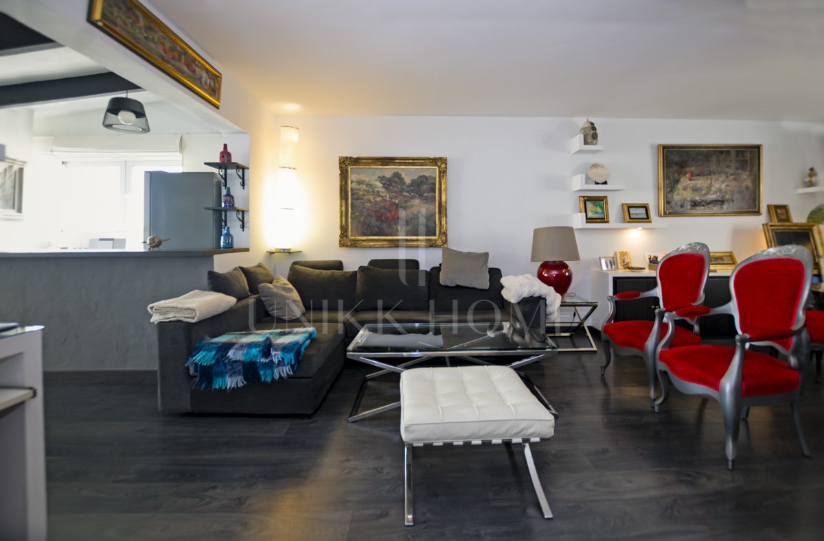 Light and exclusivity in this 3 bedroom penthouse in the heart of Puerto Banus