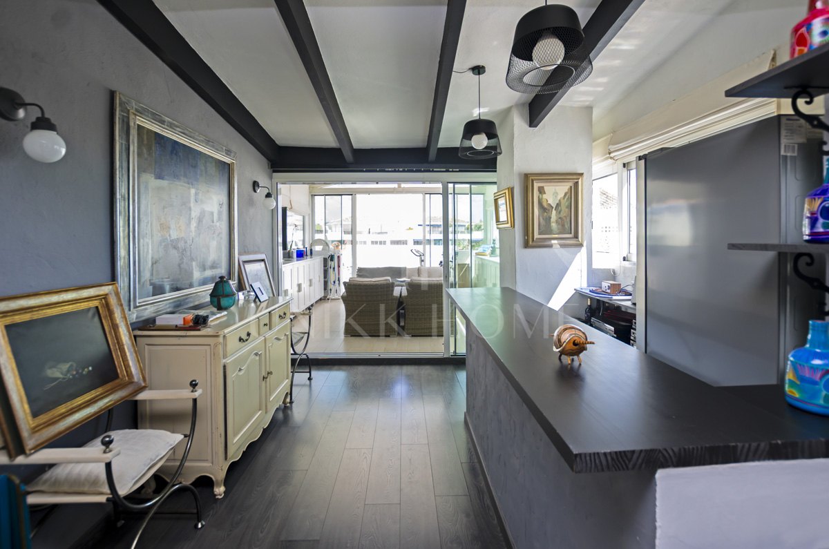 Light and exclusivity in this 3 bedroom penthouse in the heart of Puerto Banus