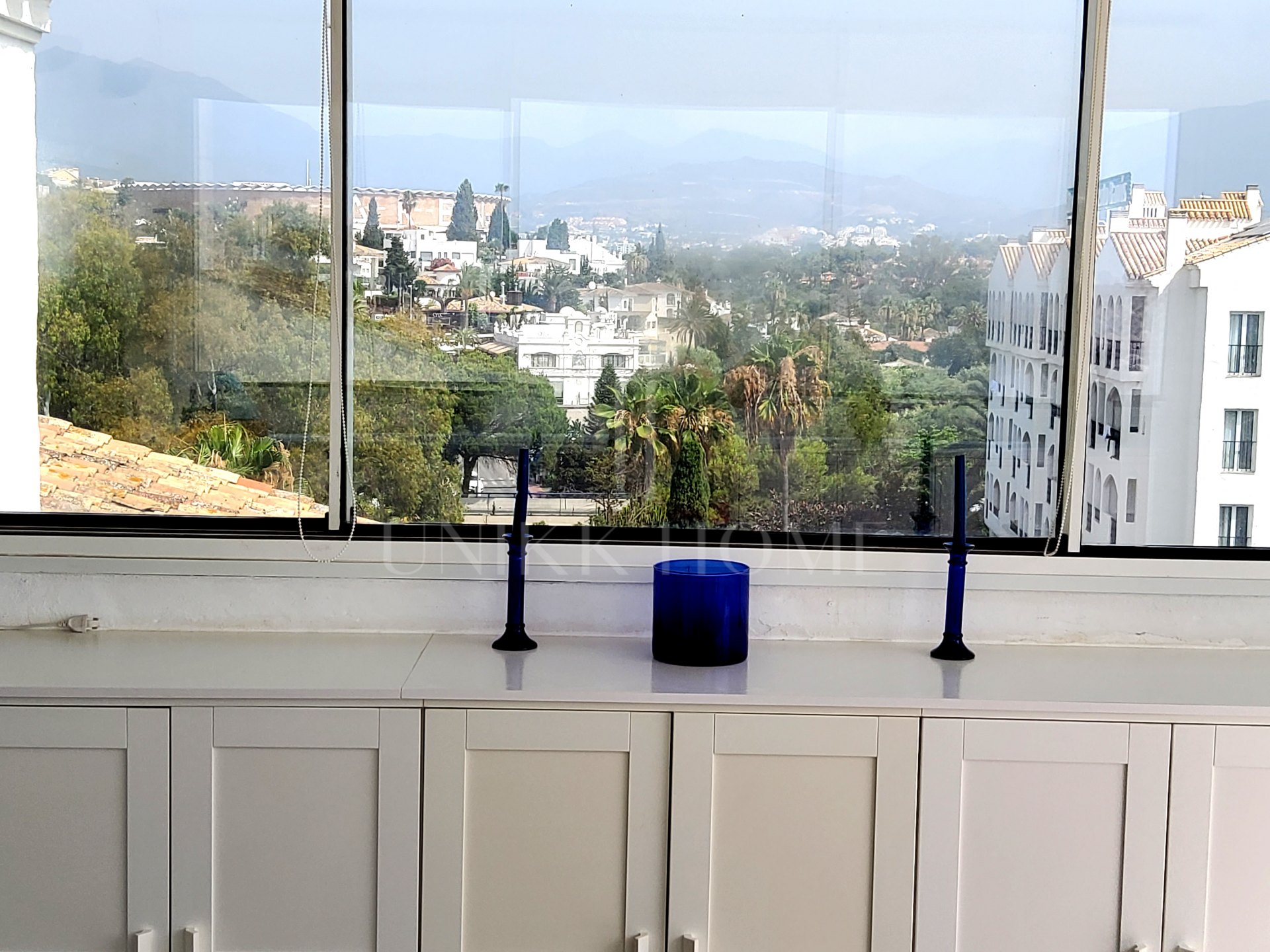 Light and exclusivity in this 3 bedroom penthouse in the heart of Puerto Banus