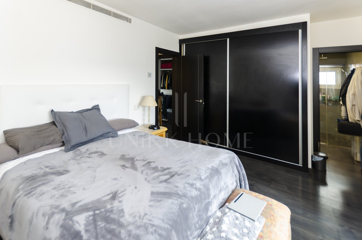 Light and exclusivity in this 3 bedroom penthouse in the heart of Puerto Banus