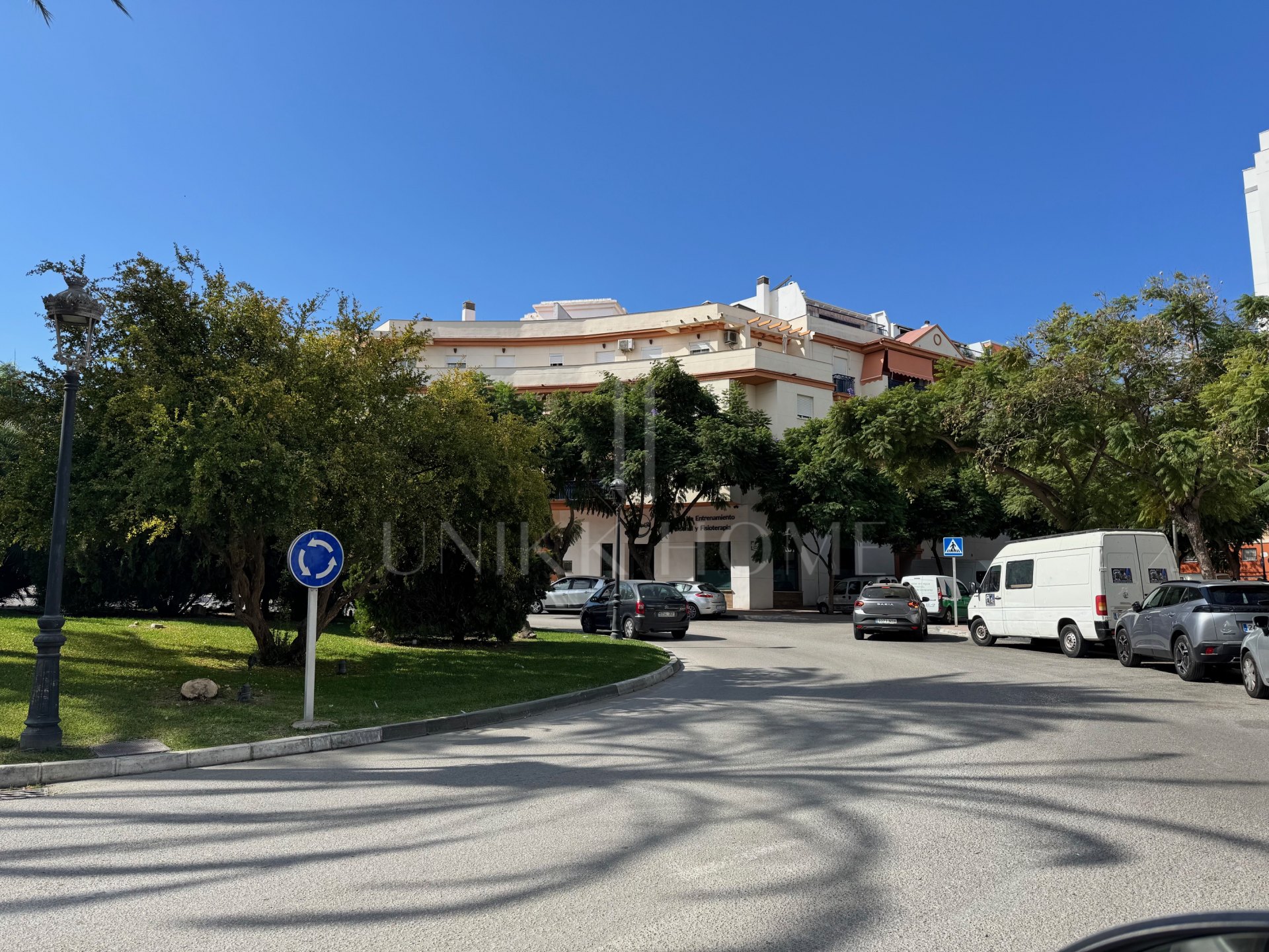 Ático Exclusivo de 4 Dormitorios en el Corazón de Estepona con Terraza y Solárium Privado