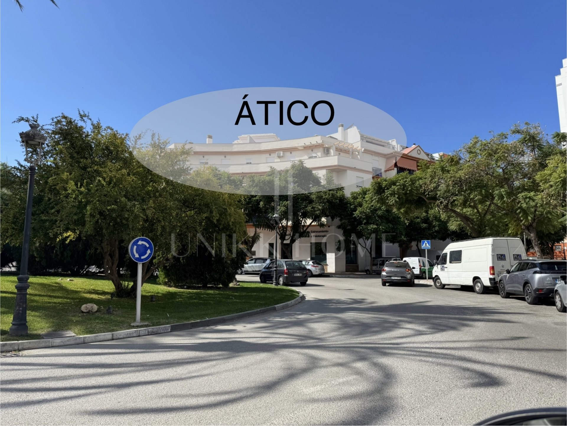 Ático Exclusivo de 4 Dormitorios en el Corazón de Estepona con Terraza y Solárium Privado