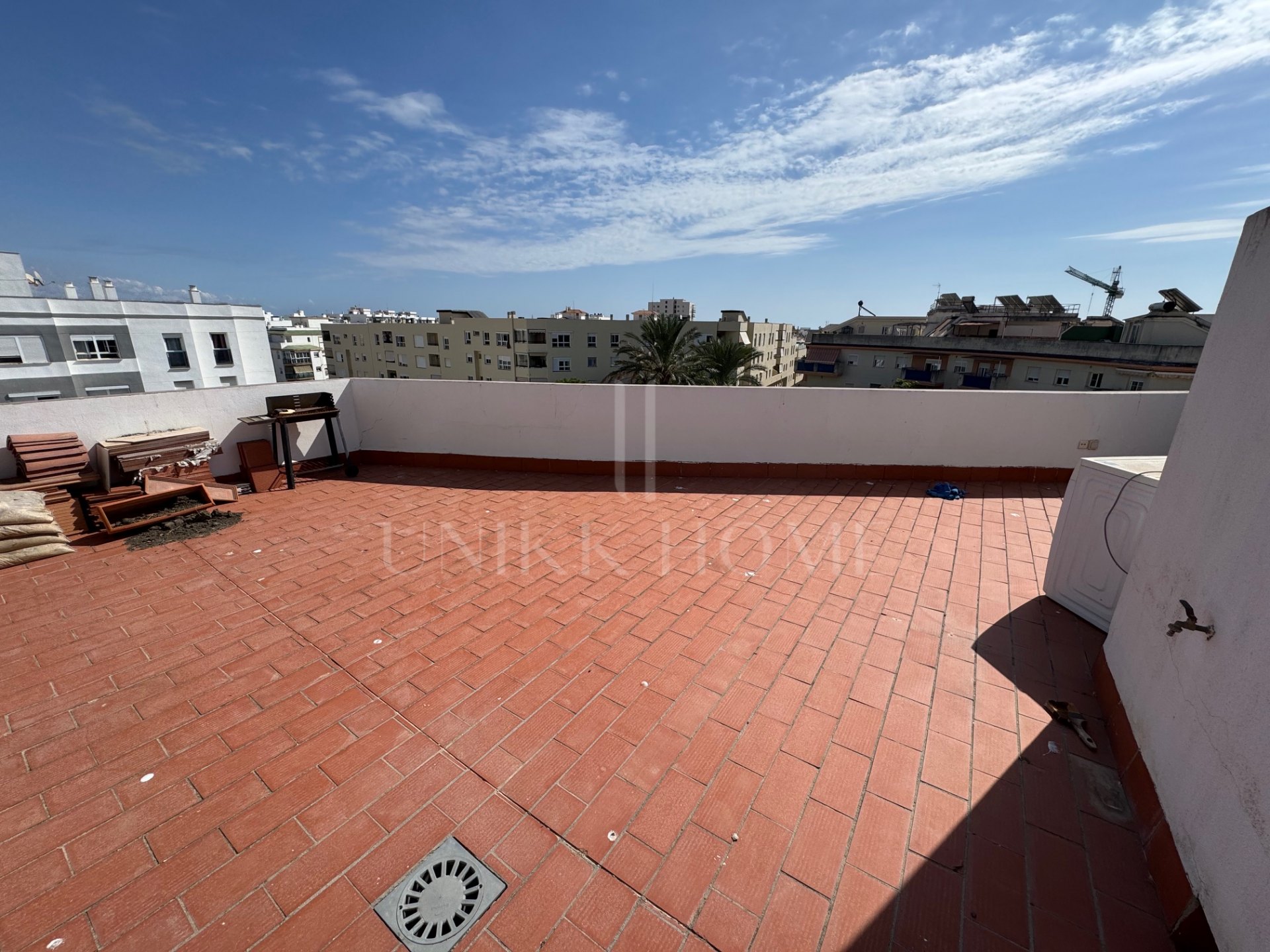 Ático Exclusivo de 4 Dormitorios en el Corazón de Estepona con Terraza y Solárium Privado