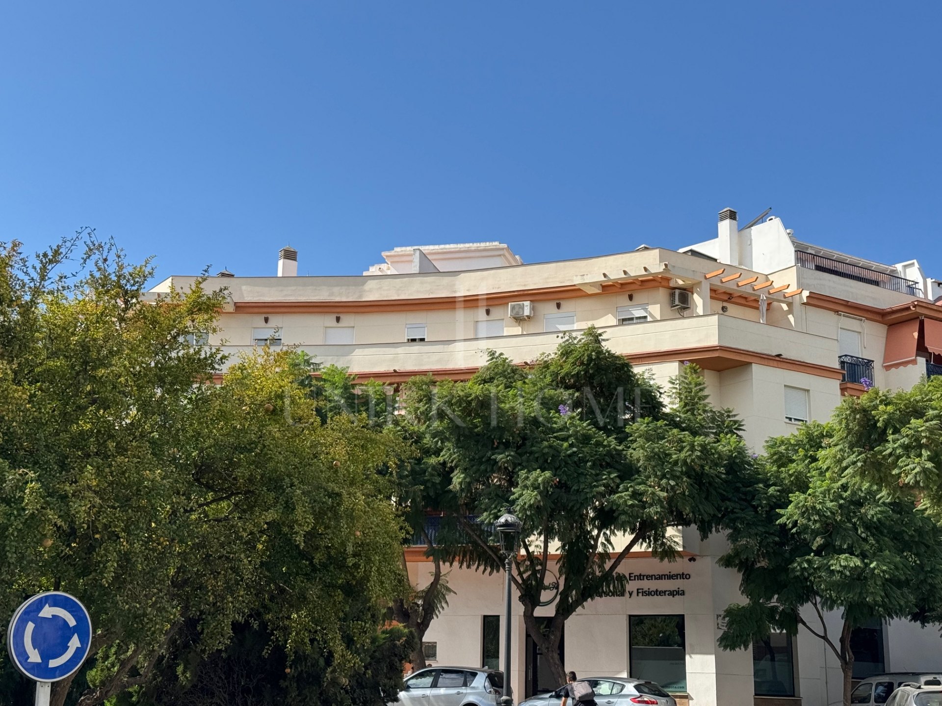 Ático Exclusivo de 4 Dormitorios en el Corazón de Estepona con Terraza y Solárium Privado