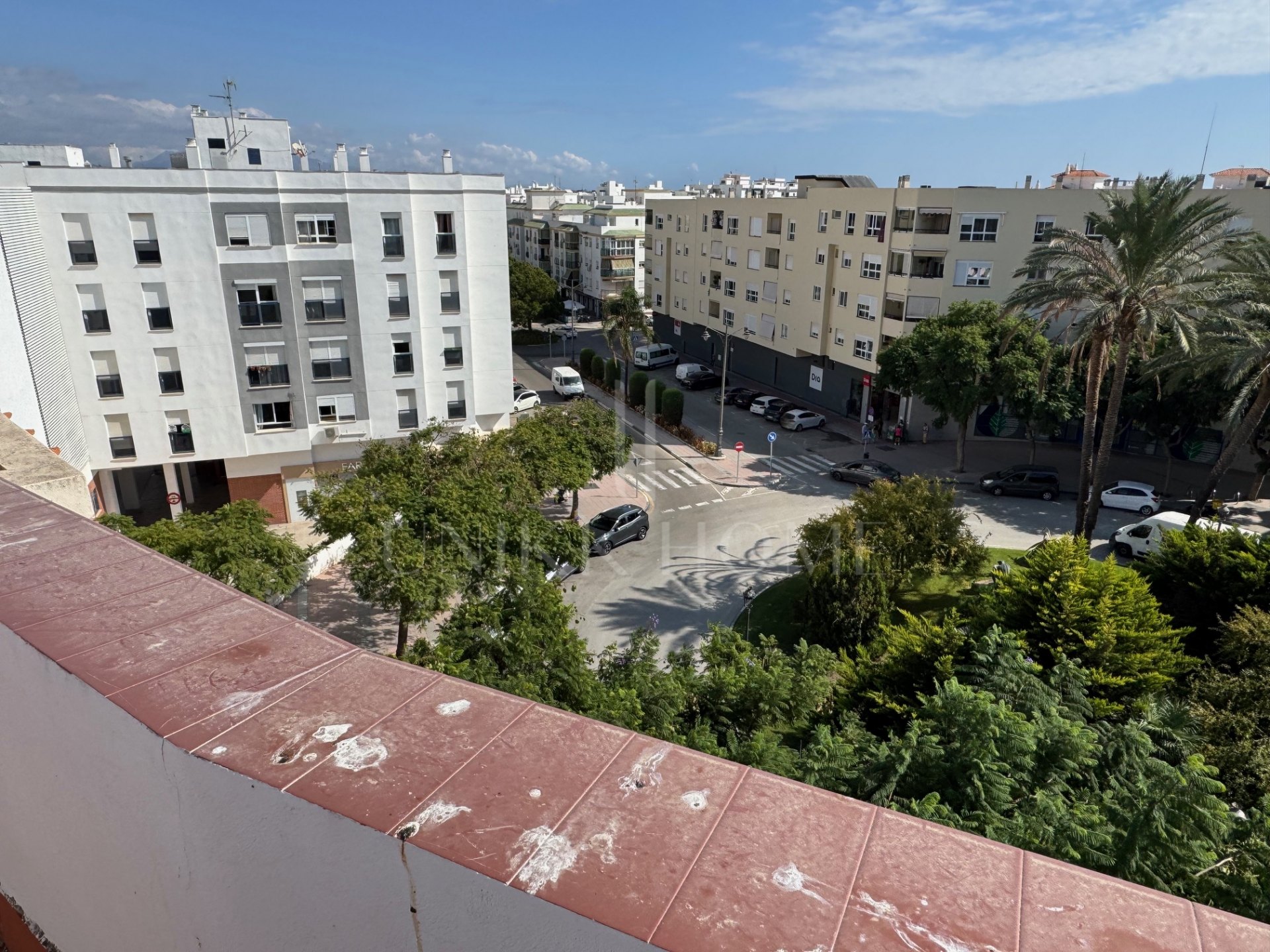 Ático Exclusivo de 4 Dormitorios en el Corazón de Estepona con Terraza y Solárium Privado