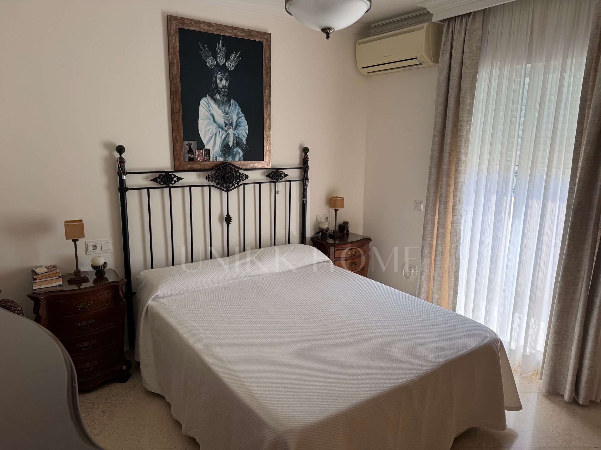 Ático Exclusivo de 4 Dormitorios en el Corazón de Estepona con Terraza y Solárium Privado