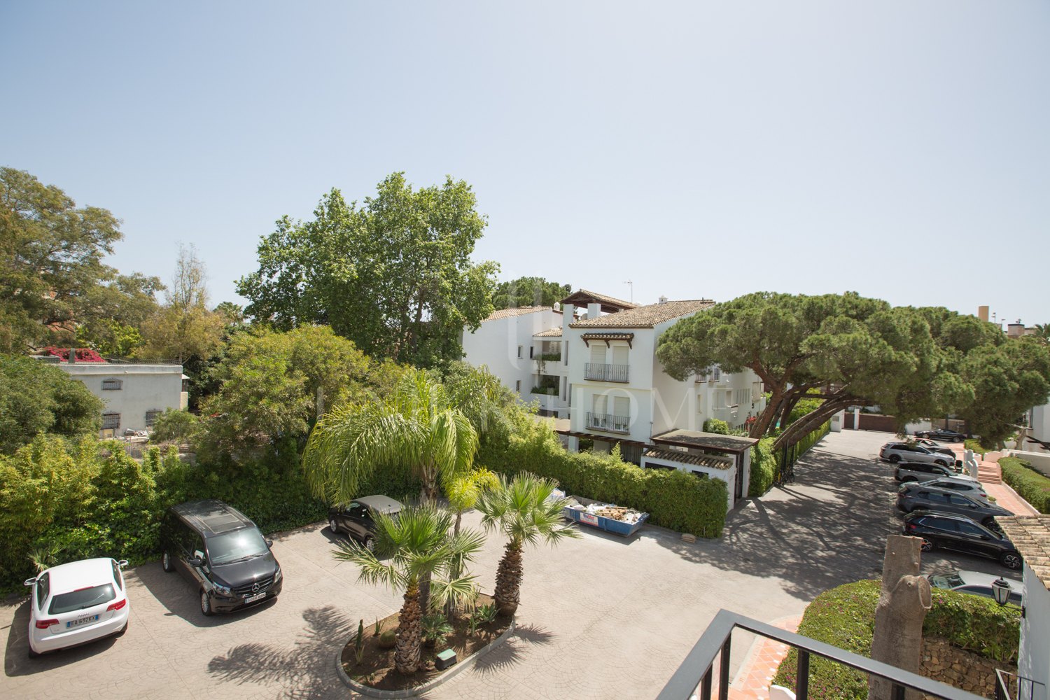 Dúplex totalmente reformado en segunda línea de playa en Puerto Banús