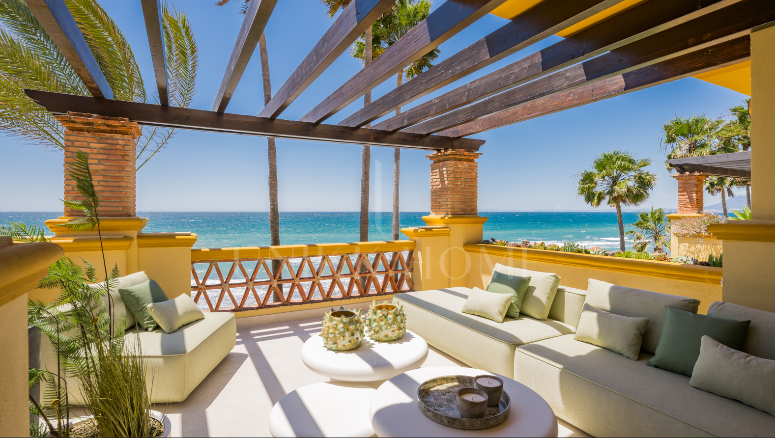 Exclusive renovated beachfront apartment – Rio Real Marbella