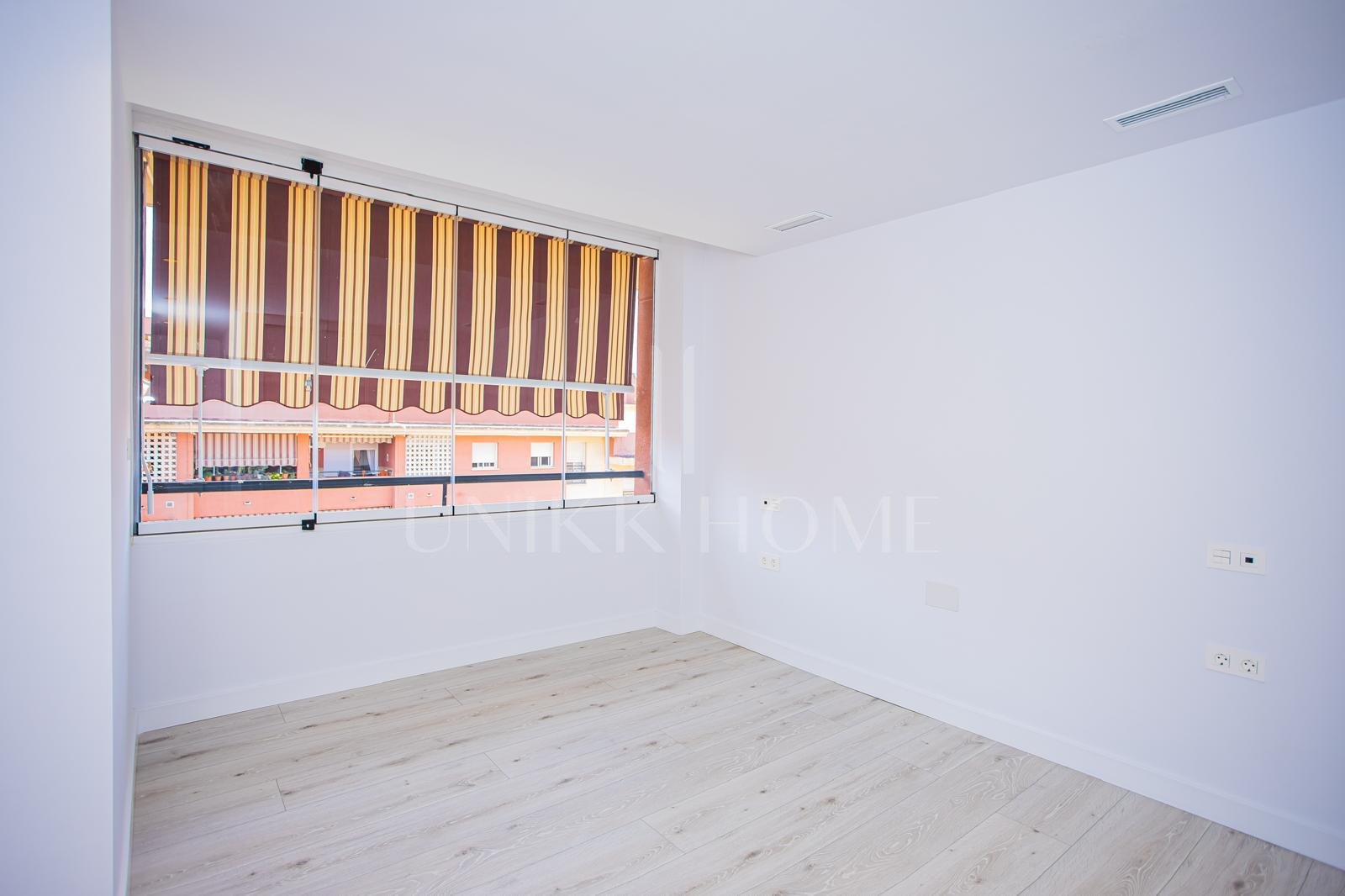 Apartamento renovado con terraza y vistas, a minutos de la playa en San Pedro.