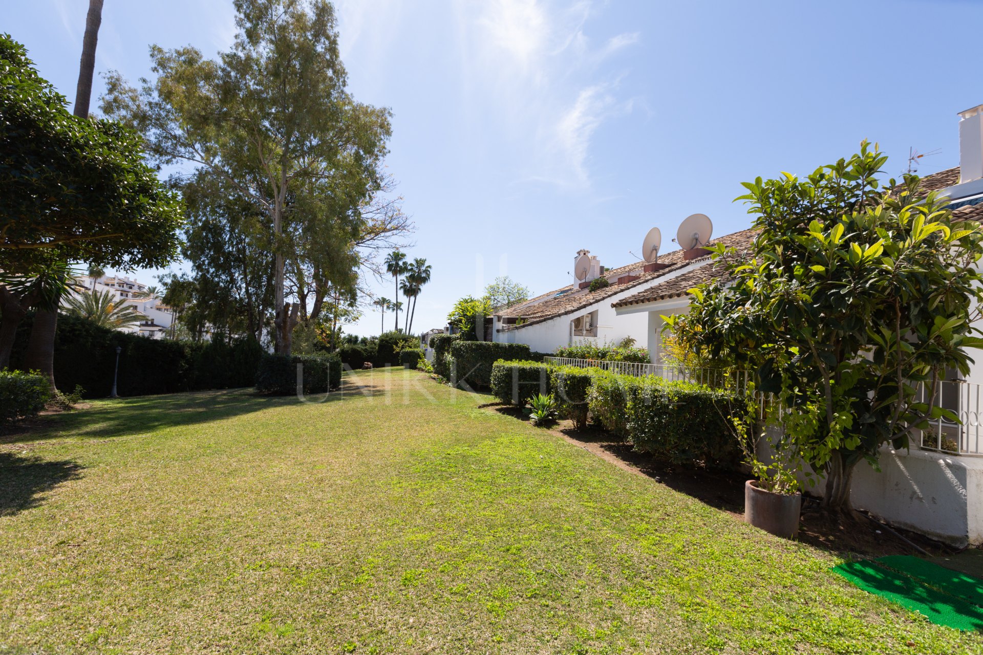Adosado con jardín en zona prime de Nueva Andalucía