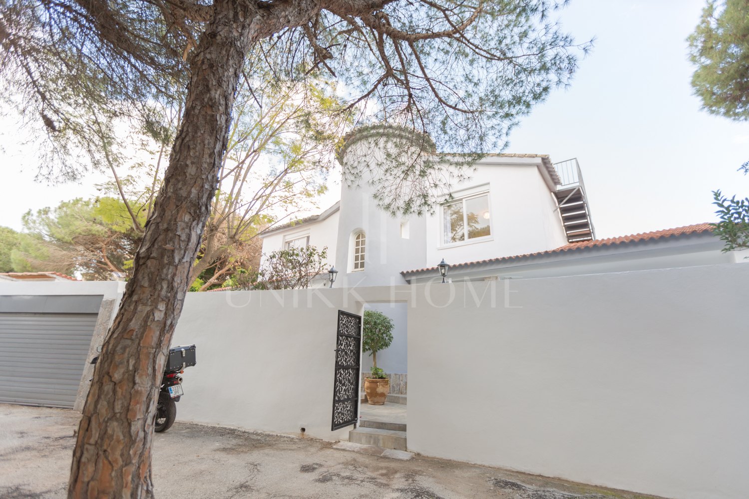Un refugio entre pinos y mar en Las Chapas, Marbella