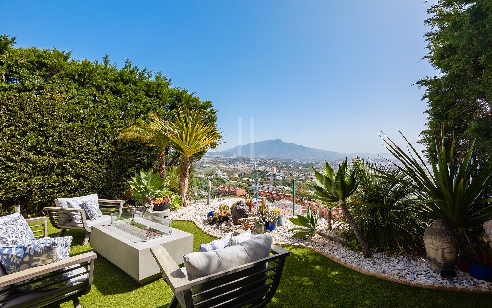 Contemporary Townhouse with Panoramic Views in a Gated Complex in Benahavís