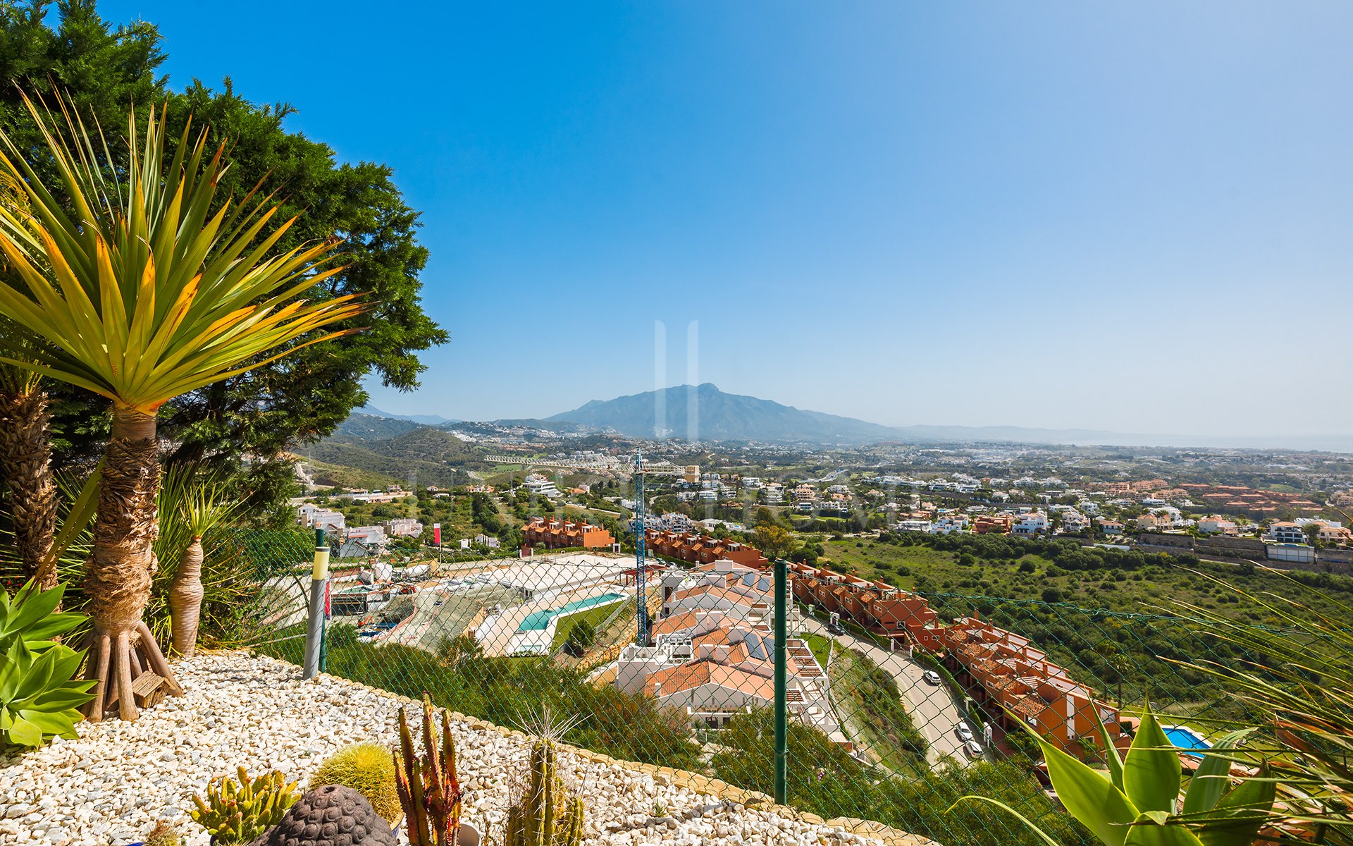 Contemporary Townhouse with Panoramic Views in a Gated Complex in Benahavís