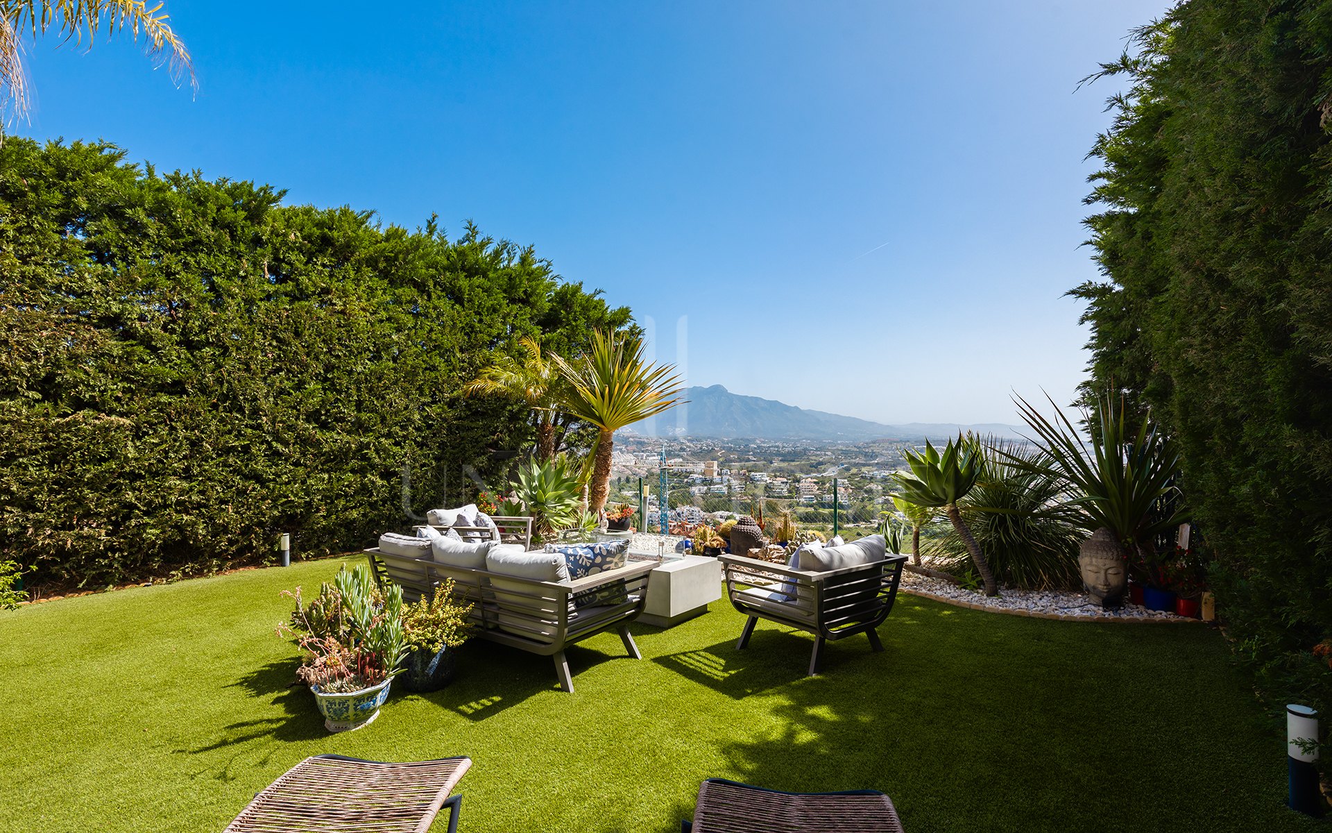 Contemporary Townhouse with Panoramic Views in a Gated Complex in Benahavís