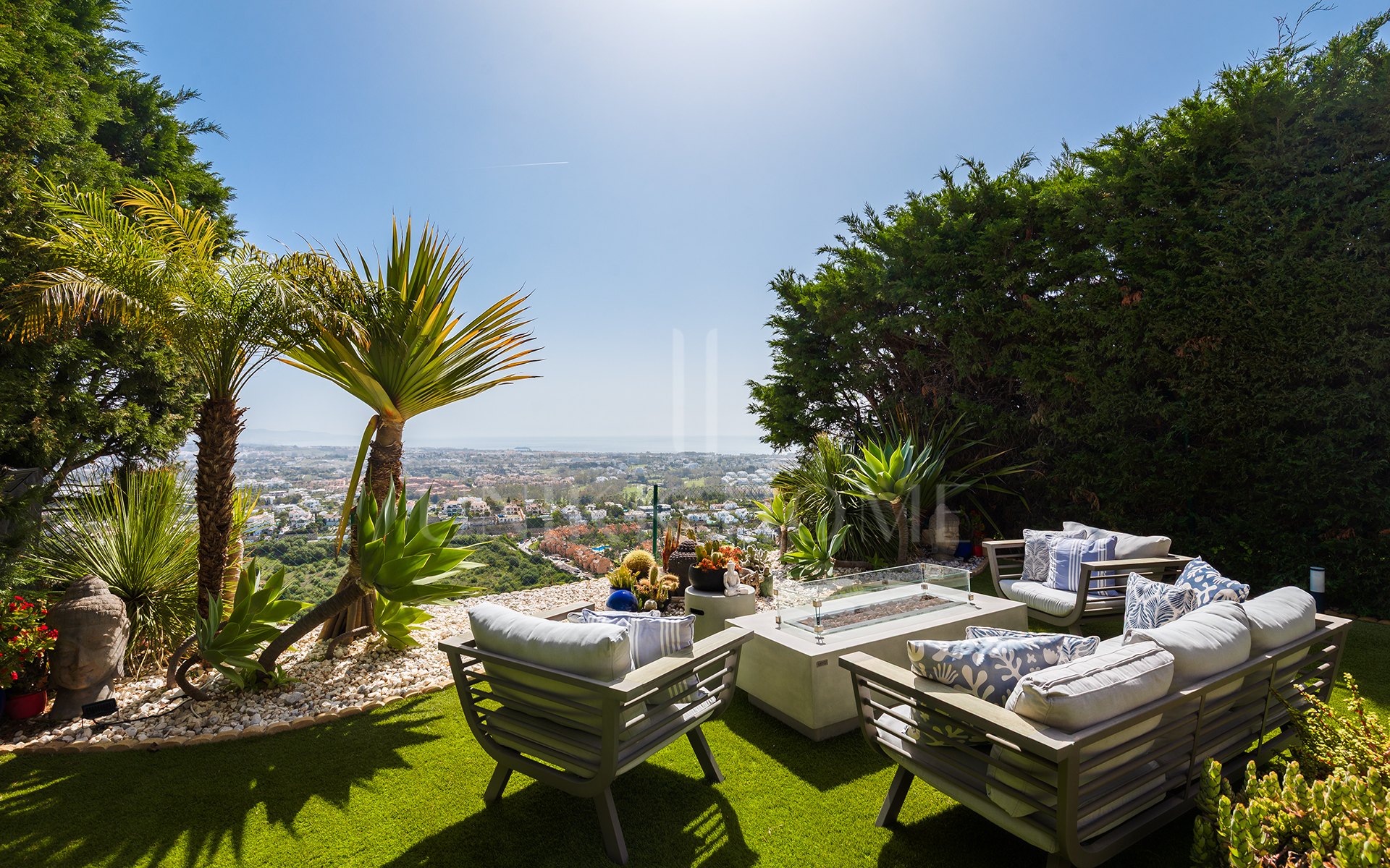 Contemporary Townhouse with Panoramic Views in a Gated Complex in Benahavís