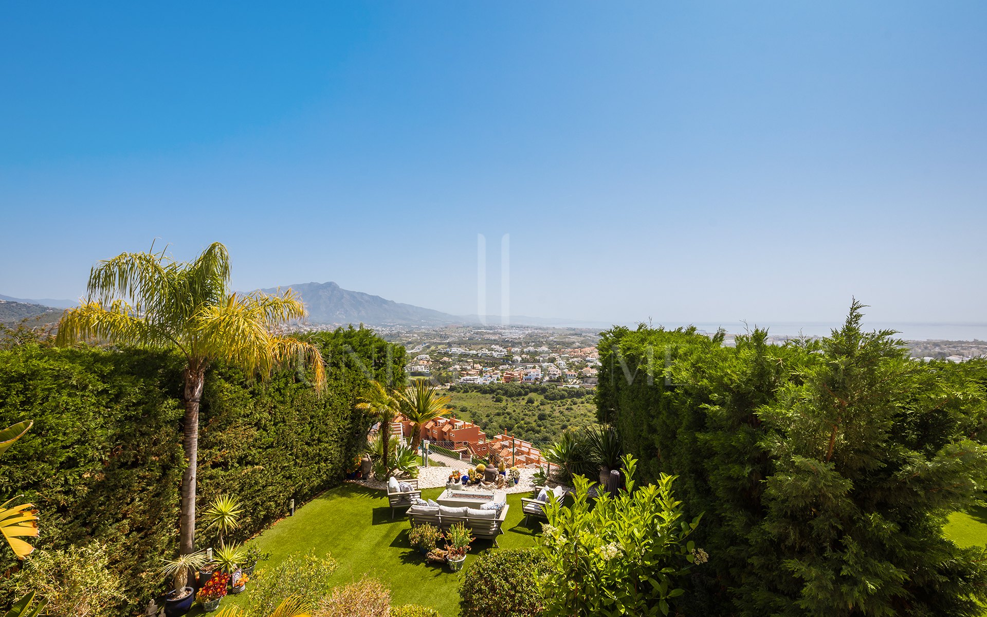 Contemporary Townhouse with Panoramic Views in a Gated Complex in Benahavís