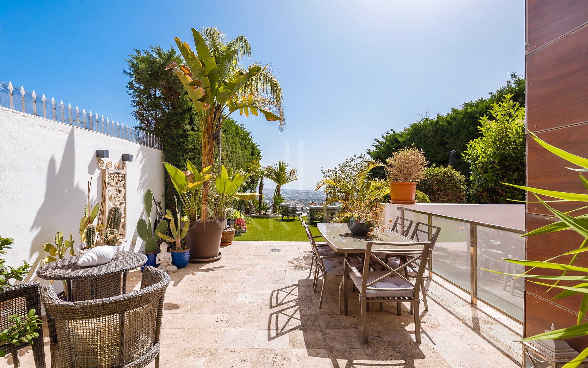 Contemporary Townhouse with Panoramic Views in a Gated Complex in Benahavís