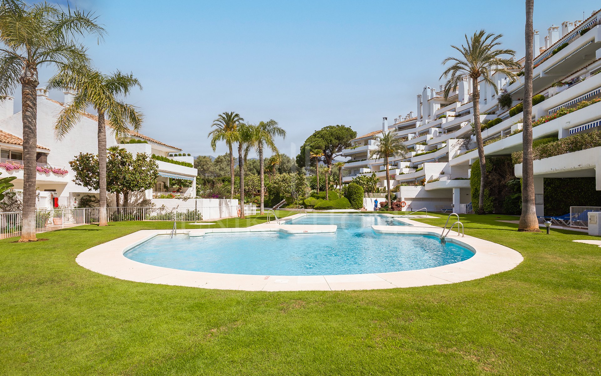 Elegante dúplex con orientación sur y amplias terrazas en Río Real, Marbella este