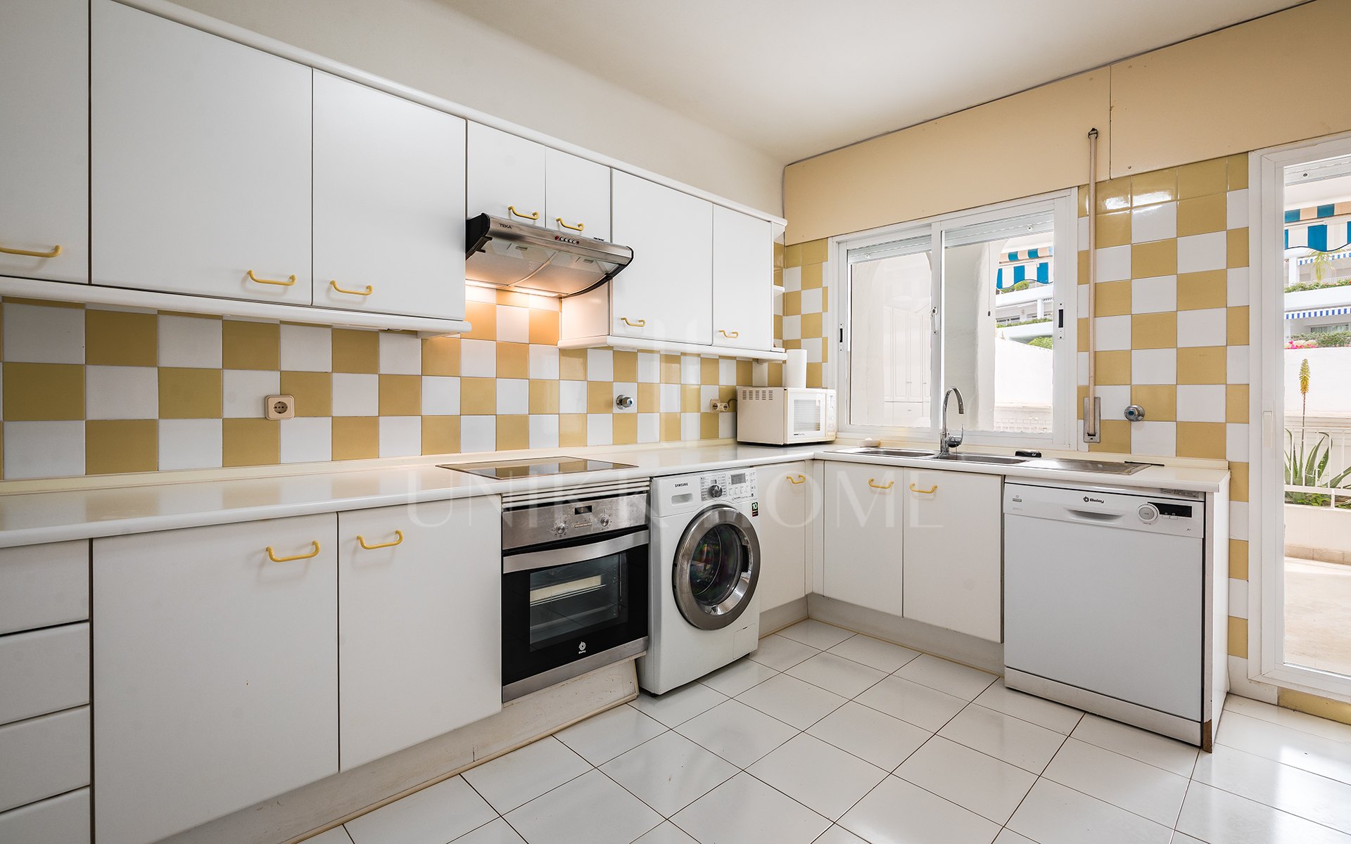 Elegante dúplex con orientación sur y amplias terrazas en Río Real, Marbella este