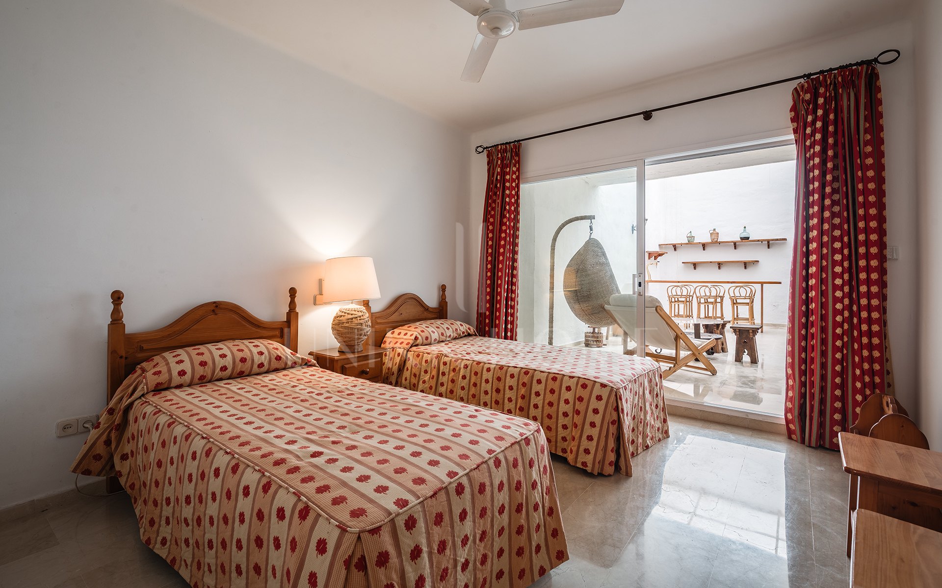 Elegante dúplex con orientación sur y amplias terrazas en Río Real, Marbella este